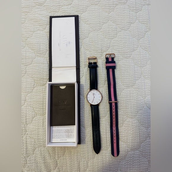 Daniel Wellington Watch with extra strap - Picture 3 of 5